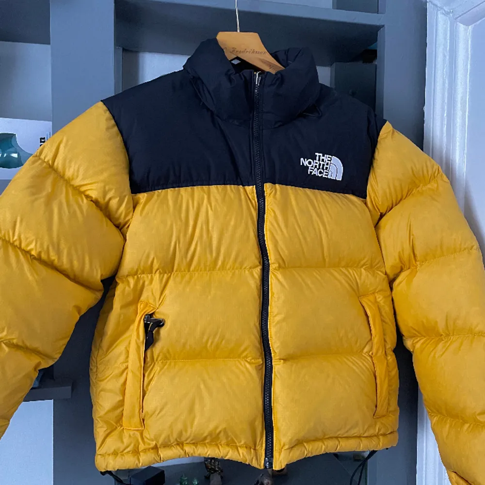 The north face nuptse jacket. 1996 style.   Jackan är några år gammal men endast använd en säsong. Senaste säsongen har den bara hängt i garderoben luftigt då den var för liten. Jackan är storlek M dam men jag hade den som storlek XS herr vilket funkade.. Jackor.