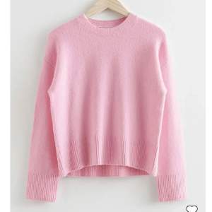 Jätte fin rosa stickad tröja från other stories storlek XS men passar även S. Tröjan är varsamt använd och har inga defekter💕 