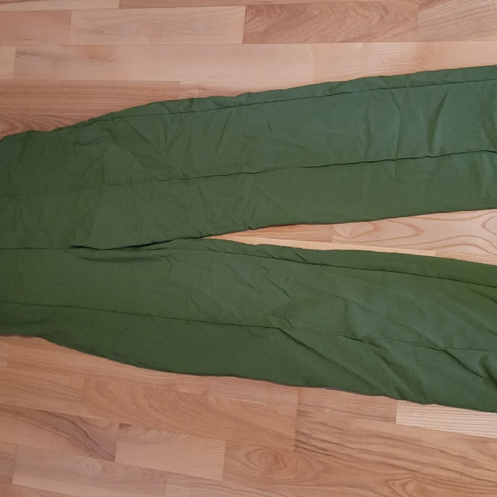 Gröna kostym byxor från pull&bear, tunna men väldigt sköna och rörliga! Ordinarie pris 329kr Köpare står för frakt💗. Jeans & Byxor.