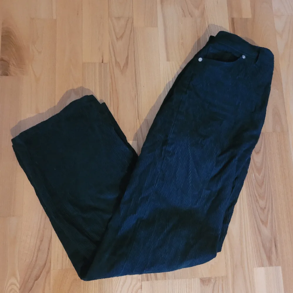 Mörk gröna manchester byxor från monki, super härliga! Ordinarie pris 400kr.  Köpare står för frakt💗 . Jeans & Byxor.