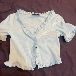 Blå tröja  - Helt ny aldrig använt. Köpt utomlands. Priser kan diskuteras 