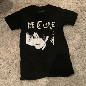 The Cure  - Säljer min the Cure tröja som jag köpte på begans för ett halvår sedan men kom alldrig till användning.