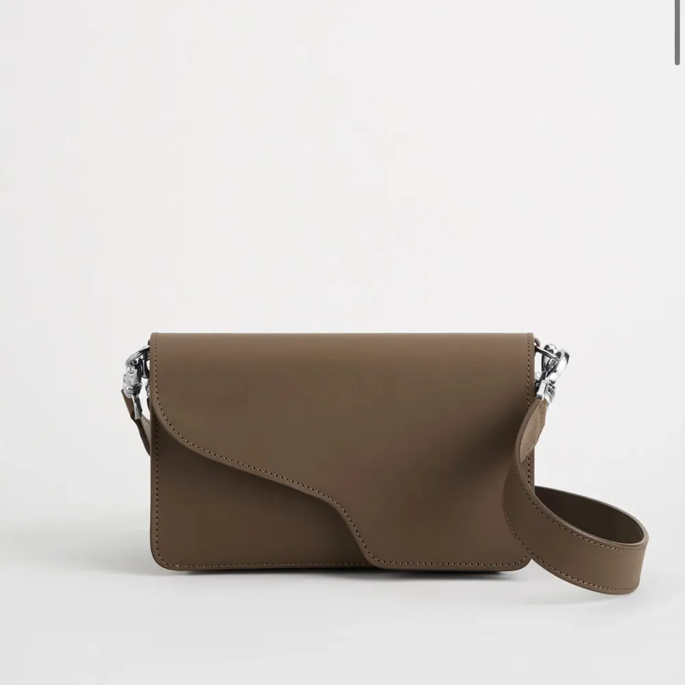 Fantastisk handväska som både kan användas som crossbody eller handväska. Både ett kort o långt band.  Nypris på väskan 4600 Mitt pris: 3500 kan ev gå ner i pris vid snabb affär.  . Väskor.