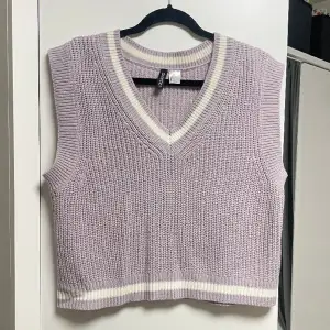 Oanvänd sweater från H&M. Mycket bekväm, men kom aldrig till användning. Köpt för 199kr, säljer för 140kr. Priset kan alltid diskuteras🤗 