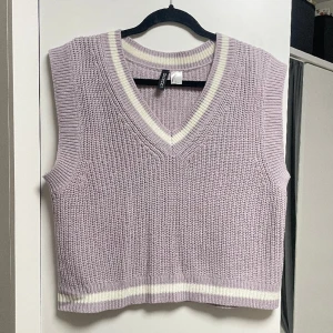 Stickadväst/Sweater - oanvänd - Oanvänd sweater från H&M. Mycket bekväm, men kom aldrig till användning. Köpt för 199kr, säljer för 140kr. Priset kan alltid diskuteras🤗 