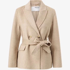 Selected Femme Jacka i ull - Handmade Dubbelknäppning  Köpt för 1900 kr på Nelly i våras använd fåtal gånger nu i höstas, säljes för 600 kr. Skick: Ren, fin, som ny. Färg: Sandshell Melnage Storlek: 34 Modellen är 162 cm lång och bär storlek EU 36. 