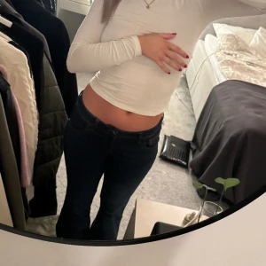 Blå jeans - AS snygga blå lågmidjade bootcut jeans från H&M. De är helt slutsålda på hemsidan. De är små i storleken, jag är normalt 36/38 men i dessa har jag 40. Använda en gång💕💕💕💕