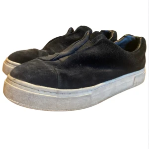 Eytys Doja Low Top Svart - Pris: [349] Cond: [5/10]  Ett äldre par Eytys men som fortfarande har mycket kvar att ge. Det går att återställa väldigt bra. Välkommen att kontakta oss för mer info! 👊