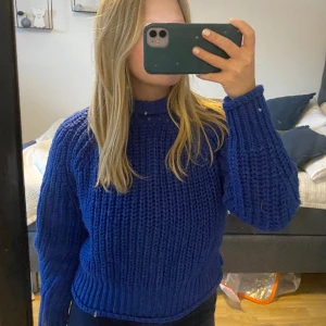 Stickad tröja  - Stickad tröja från H&M med polo. Nästan aldrig använd