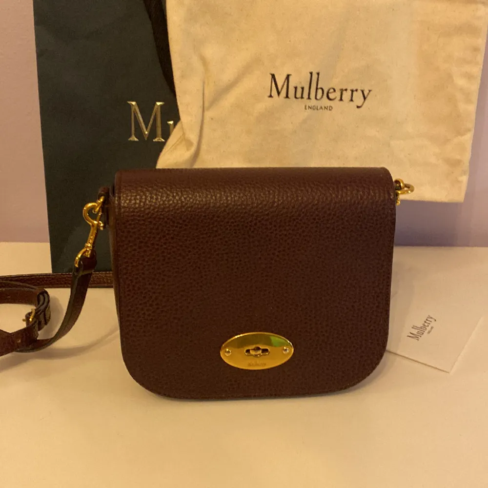 Mullbery Väska i modellen small darley satchel den är i mycket bra skick bara använt tre gånger original priset är 8,330 påse kvitto ingår och äkthetbevis fins. Väskor.