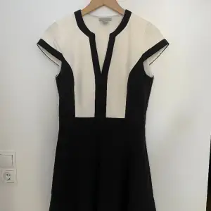 Kort klänning med klockad kjol i strl 38 från H&M. 