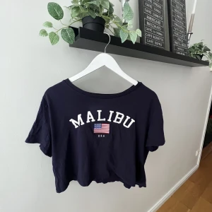 Cropped T-shirt Malibu - Skönt material. Basic cropped t-shirt. 