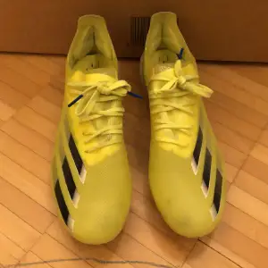 Adidas x ghosted 1 fg har använts ett fåtal gånger men nu är för små står bara på hyllan endå väldig bra skick och fräsch vid funderingar skriv storlek 42 passar som 43 också