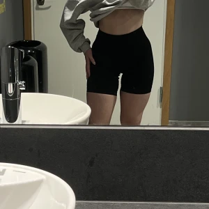 NVGTN Shorts - Helt nya, endast prövade!! Sitter rätt i storleken men eftersom de är så stretchiga skulle de nästan passa S också. 😊köpte ett par andra, därav säljer jag dessa.