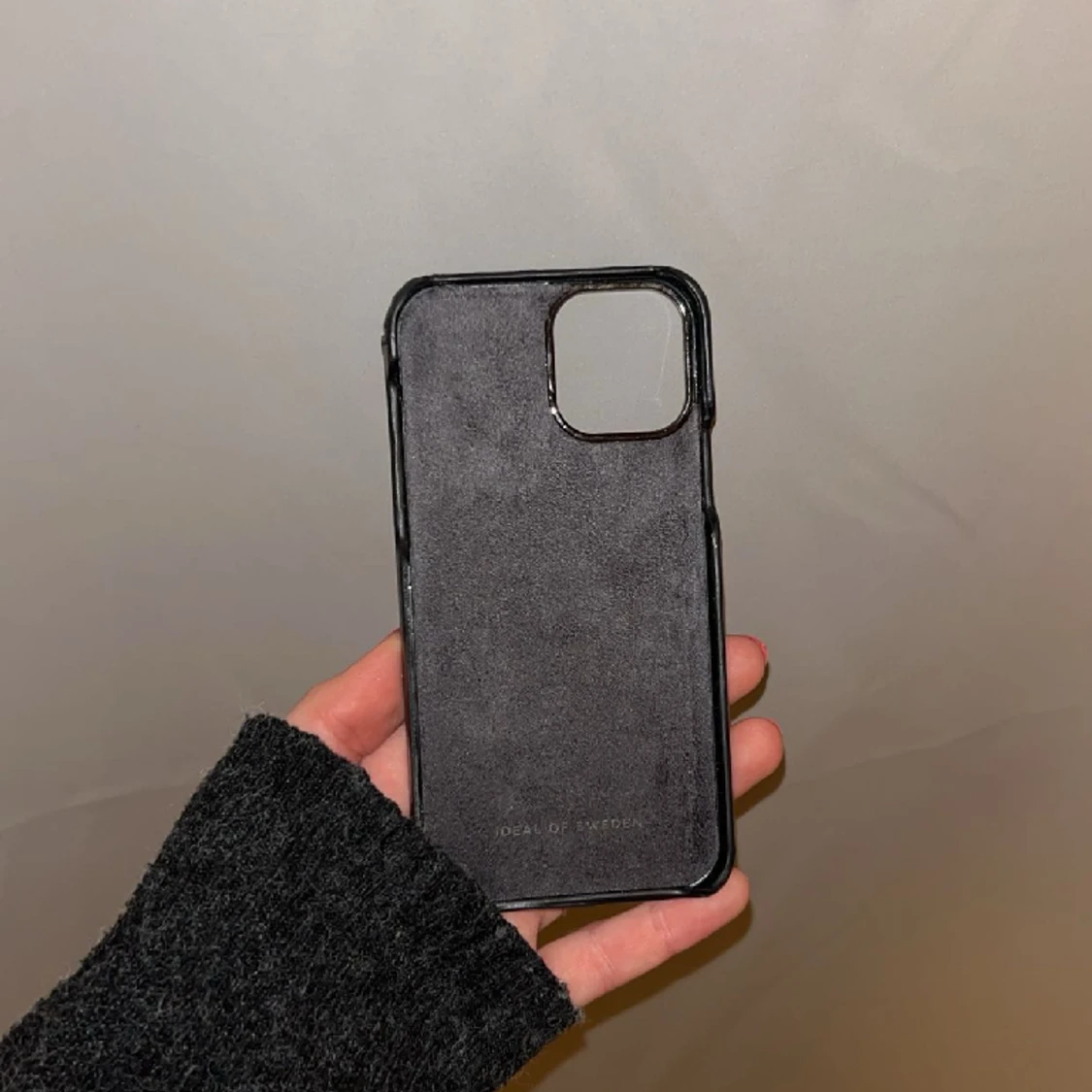 Mobilskal med nitar och korthållare till iPhone 12 - ideal of Sweden  - 91