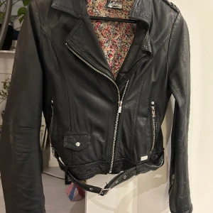 Skinnjacka jofama  - Jofama by Kenza. Bra skick, storlek 38