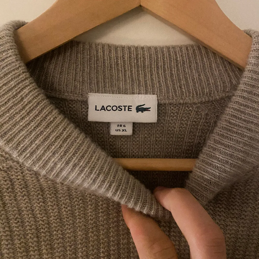 Säljer nu en stickad tröja från Lacoste, tröjan är i toppskick och värmer gött nu under de kallare månaderna. Tröjan passar både en stor L och Xl.. Tröjor & Koftor.