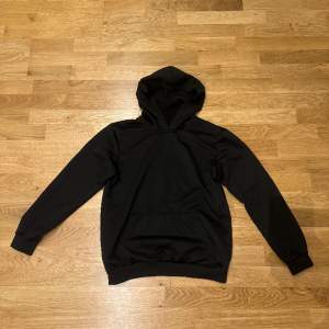 En helt vanlig svart hoodie, använd ca 2-3 gånger! 🙌 storlek M, en basic hoodie därav de härliga priset