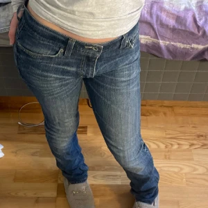 Levis jeans - Straight byxa, sitter som en 36/38 och mellan mid- och low waist Skriv för mer info☺️