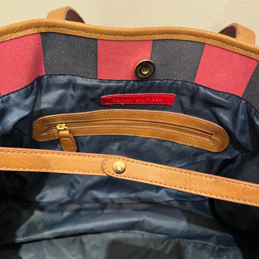 Superfin handväska från Tommy Hilfiger. Väskor.