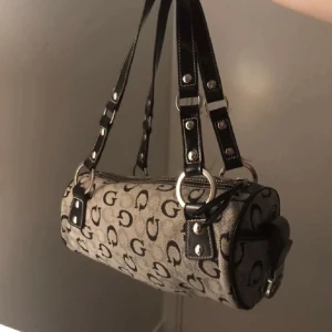 Guess väska - Vintage guess väska köpt här på Plick