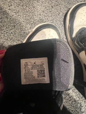 Jordan 1 - Säljer dessa Jordan 1 mid, använd flitigt så skavanker förekommer men tagit väl hand om  