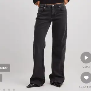 Jättefina lågmidjade jeans som endast är använda 2-3 gånger. De är i lite mer bagy modell, och köpte de även i större storlek så de skulle bli ännu mer bagy.