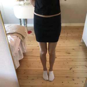 Svart kjol, köpt på weekday, aldrig använd 💖