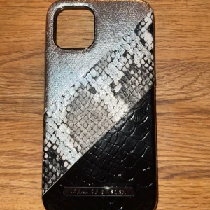 Ideal of sweden - Jätte fint skal från ideal of sweden. Passar Iphone 11 pro💕 Den är oanvänd och i bra skick💗