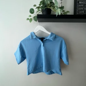  Forever 21 Women's Cropped Polo Shirt in Light Blue - Bra skick, använd vid max 2-3 tillfällen. Mjukt & skönt material. - 60% cotton, 40% polyester