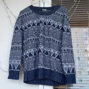 Mönstrad kofta  - En tun stickad tröja, passar utmärkt nu för julen 🎄