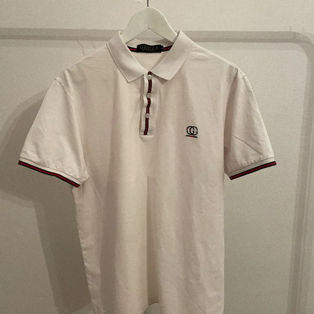 Gucci polo shirt in 100% cotton. Quite small in size. S/M  Measurements: Length: 69 cm Shoulder width: 45 cm. Skjortor.