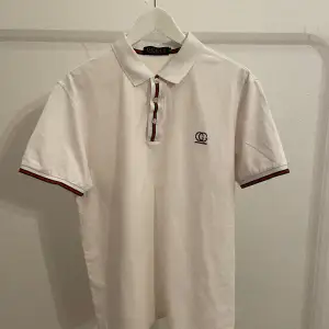 Gucci polo shirt in 100% cotton. Quite small in size. S/M  Measurements: Length: 69 cm Shoulder width: 45 cm