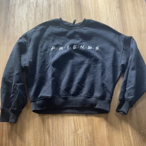 Friends sweatshirt  - Svart croppad Friends sweatshirt från H&M, jag säljer för att jag knappt använder den, har typ bara hängt i garderoben💗