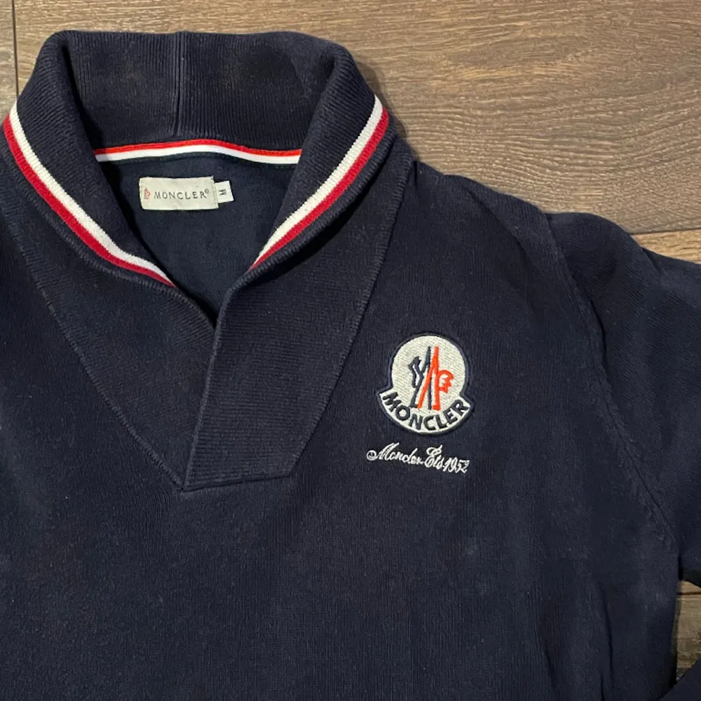 Moncler sweatshirt. Marine style. Marine blue with red and white stripes.   Size medium. But quite small in size.  Measurements: Length: 65 cm Shoulder width: 46 cm. Tröjor & Koftor.