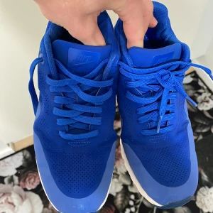 Nike Air skor för barn - Säljer min brorsas skor helt nya bara fåtal gånger använda. Skick 9/10 finns inga problem