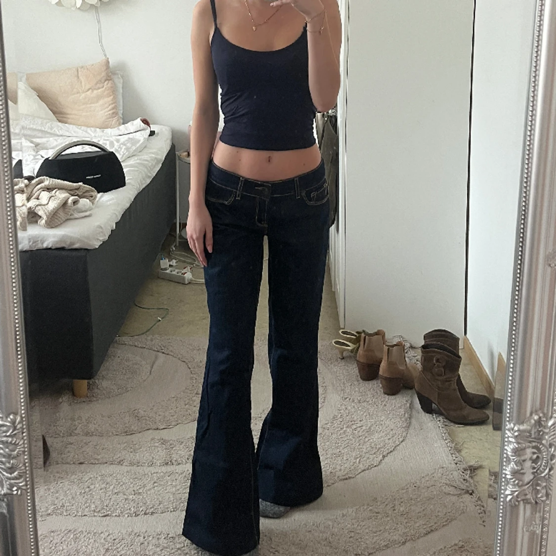 Mörkblå lågmidjade jeans