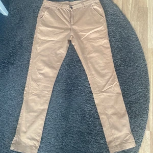 W Bxtr Slim fit chino  - William Baxter slim fit chinos strechiga Strl 32. Använd ett tillfälle. Med andra ord NYA!!
