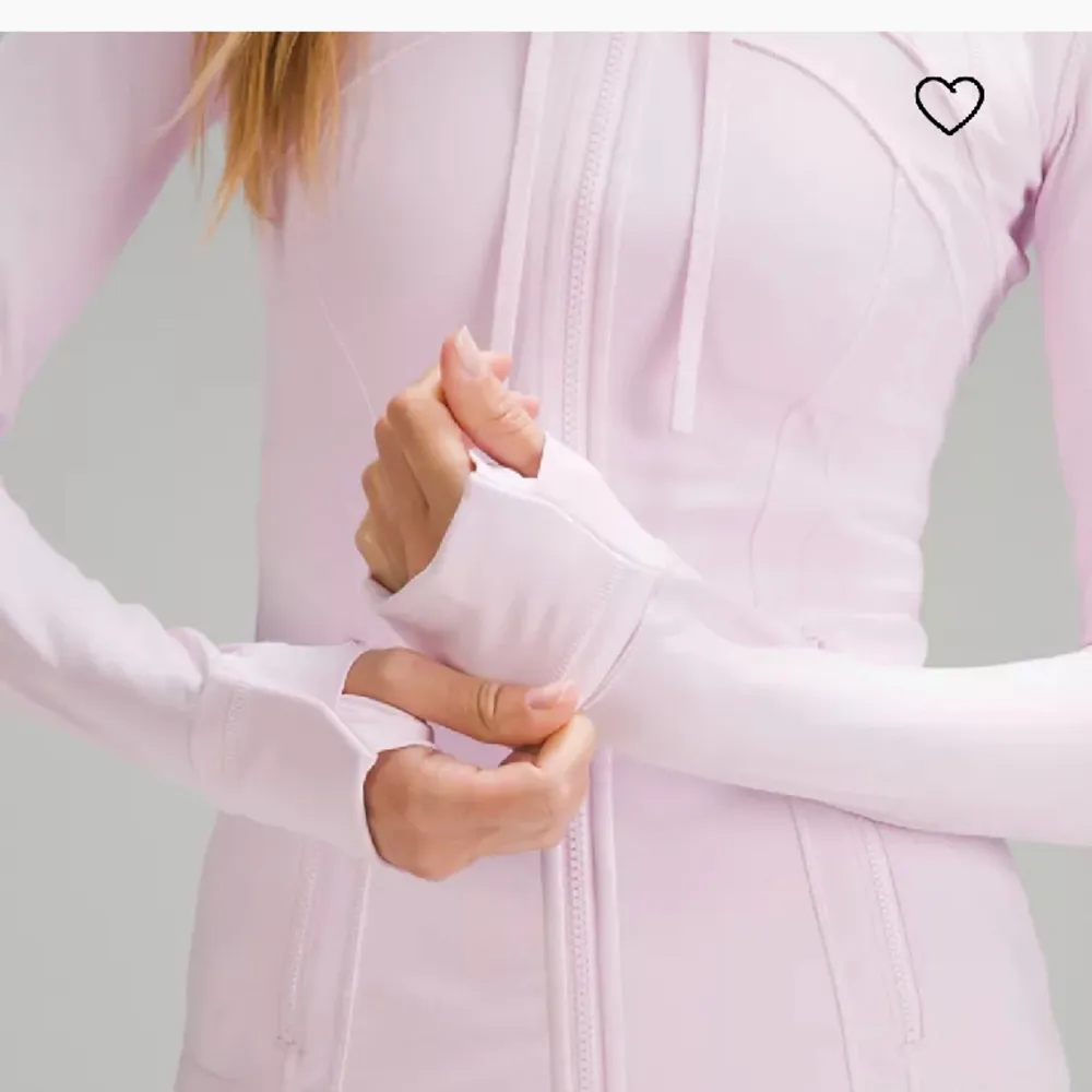 Säljer denna Define jacket från lululemon i färgen Meadowsweet Pink, den är helt oanvänd, lapp kvar💕Slutsåld på hemsidan, nypris 1480kr Det går jättebra att trycka på köp nu!. Hoodies.