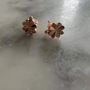 Ett par örhängen helt nya i rosé guld, fyrklöver med zirkonia stenar. Fina 