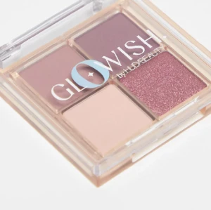 Huda beauty ögonskugga 😍✨ - Endast swachad vet inte vad jag tänkte har aldrig ögonskugga på mig men denna va så fin och jag ville bara supporta Huda 😩❤️ men som jag misstänkte ser jag inte mig själv bära ögonskugga 🥲 köpt för 259kr på ASOS den är slutsåld! Mitt pris 190kr❤️