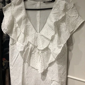 Vit broderie anglasie blus - Super fin broderie anglasie blus från zara. Storlek XS men skulle säga att den är mer en S
