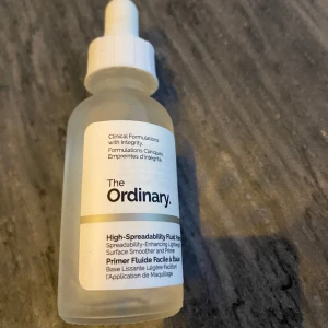 The ordinary primer - The ordinary high spreadability fluid primer  Använd ca 2 gånger. Säljer pga använder ej primer längre.   NYPRIS: 100kr från Sephora 