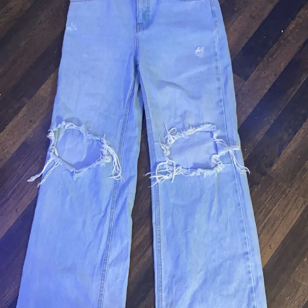 Baggy jeans från pull&bear i storlek 36 passar någon som är lång mellan 165-178 🤷‍♀️. Jeans & Byxor.