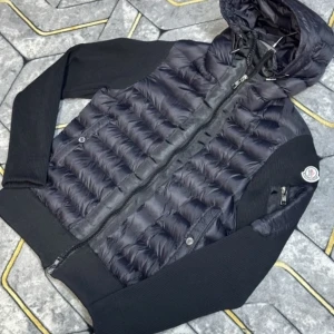 Moncler  - Fick jackan som present och tänkte sälja 