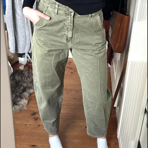 Jeans GinaTricot - Coola gröna jeans från GinaTricot i strl 38. Hör gärna av dig vid frågor😊