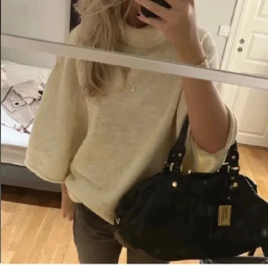 Zara tröja  - Säljer för att ja inte använder den längre. Inga defekter. 