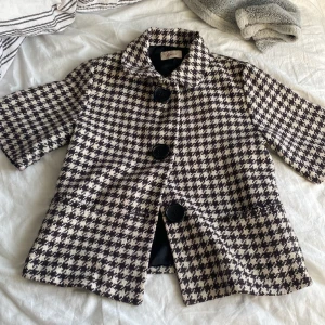 Kortärmad kappa - Så fin kortärmad kofta/kappa! Kan användas över stickade tröjor inomhus eller som en vår/sommarjacka. 😍 Så unik!!! 