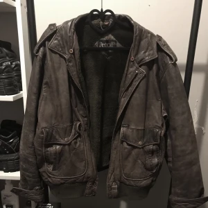 Intresse koll petroff läder jacka - Vill inte släppa denna jacka men är så himla dålig att ha på mig färg, vintage och äkta petroff jacka med fluff inuti, strl 54 och sitter jätte baggy och fint, kommer bara sälja vid ett bra pris pga den inte säljs längre