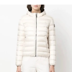 Colmar jacka  - Säljer en vit colmar jacka. Mycket fint skick och super snygg passform!! 